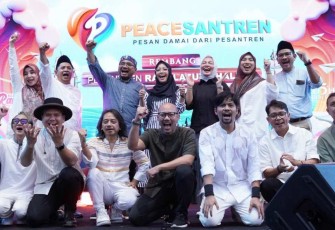 Menag Yaqut Cholil Qoumas pada sesi foto bersama Grup Band Gigi dan Padi Reborn saat PeaceSantren di Rembang