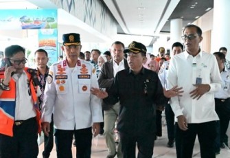 Ketua Komisi V DPR RI Lasarus saat meninjau pelabuhan Merak, Cilegon