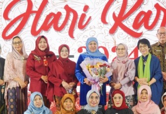 Khofifah Indar Parawansa menerima penghargaan dari Menteri PPPA sebagai Perempuan Inspiratif dalam Pembangunan Kesetaraan Gender