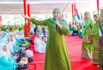 Ketum PP Muslimat NU, Khofifah Indar Parawansa pada acara peringatan Harlah ke-78 Muslimat NU di Kab. Malang