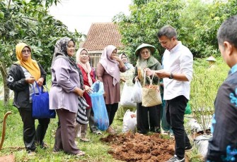 Pj Gubernur Jabar Bey Mahmudin membawa hasil bumi desa wisata