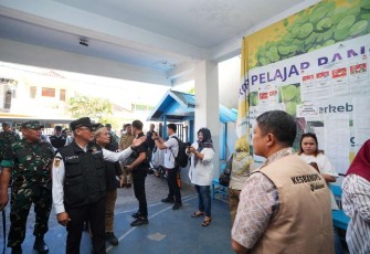 Pj Gubernur Sulsel Prof Zudan Arif Fakrulloh saat meninjau pelaksanaan Pilkada di TPS, Kota Makassar, Rabu (27/11)