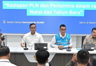 Dirut PLN Darmawan bersama Staf Khusus Menteri Badan Usaha Milik Negara (BUMN), Arya Sinulingga dan Direktur Utama PT Pertamina (Persero), Aloysus Simon Mantiri Prasodjodi Media Center Kementerian BUMN, Senin (9/12/24)