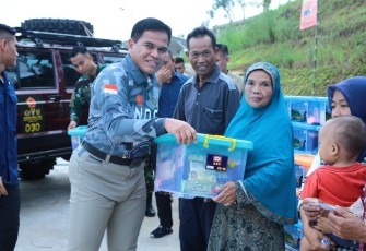 Kasal Laksamana TNI Dr. Muhammad Ali saat Baksos di Desa Pelangi, Bogor, Minggu (11/02)