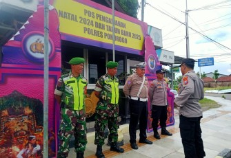 Kodim 0802/Ponorogo dan Polres Ponorogo serta unsur terkait lainnya melaksanakan Pengamanan di berbagai lokasi, Selasa (24/12/2024).