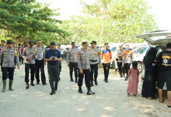Kapolres Bintan saat Cek Langsung Kesiapan Personel di Pos Pelayanan Pantai Trikora