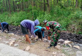 Babinsa Koramil Widodaren saat Aktif Laksanakan Gotong-Royong di Wilayah Binaannya 