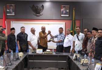 Wakil Ketua II DPRD Kota Batam Muhammad Yunus Muda menerima kunjungan kerja puluhan anggota DPRD Aceh Timur