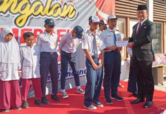 Kepala Diskuktrans ESDM Aris Murtopo menyerahkan  santunan kepada sejumlah anak yatim siswa SD dan SMP usai upacara peringatan HUT Kemerdekaan RI ke-79, di halaman kantor Diskuktrans ESDM Karanganyar
