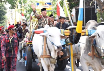  Pasangan Bakal Calon Bupati dan Wakil Bupati Karanganyar, Rober Christanto - Adhe Eliana, naik pedati menuju Kantor KPU Karanganyar, Kamis (29/8/2024)