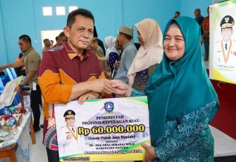Gubernur Ansar Serahkan Bantuan Sebesar Rp 19,6 Miliar di Empat Kecamatan di Natuna