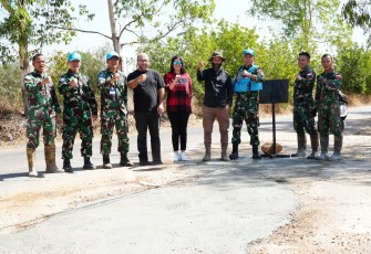 Backhoe Loader dan Cimic Indobatt XXIII-R Beraksi Atasi Masalah Jalan Utama di Adchit Al Qusayr