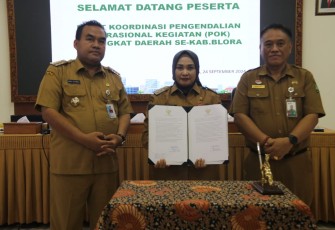 Bupati Blora Arief Rohman saat menyerahkan tugas Bupati sementara kepada wakilnya Tri Yuli Setyowati di ruang Sekda Blora,  Selasa (24/9/2024)