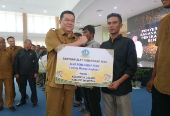 Sekda Bintan Buka Sosialisasi CBIB dan Serahkan Bantuan Perikanan