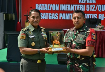 Asisten Teritorial (Aster) Panglima TNI, Mayjen TNI Novi Helmy Prasetya, S.I.P., M.I.P memberikan pembekalan Pembinaan Teritorial (Binter) kepada anggota Satgas Yonif 512/QY, bertempat di Mako Yonif 512/QY,  Kota Malang, Jawa Timur, Kamis (18/7/2024)