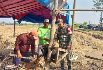 Babinsa Koramil 0803/17 Sawahan Memantau Kegiatan Pompanisasi di Desa Bakur
