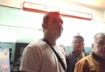 Riski Ibrahim Siregar (kaus putih), Kepala Desa Pudun Jae, Kecamatan Padangsidimpuan Batunadua, Kota Padangsidimpuan usai melapor ke Polda Sumut, Senin (18/11/2024)