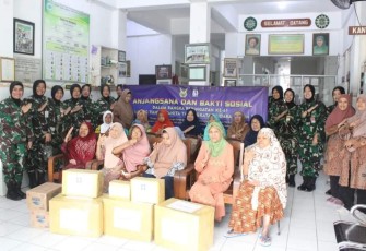  Wanita TNI Angkatan Udara (Wara) Lanud Adi Soemarmo dan Depohar 50 melaksanakan kegiatan bakti sosial berbagi paket sembako, di GPKP Usia Lanjut Aisyiyah Surakarta, Jumat (26/7/2024)