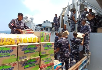 TNI AL Bantu Distribusikan Bantuan Kemanusiaan Korban Erupsi Gunung Lewatobi Laki-laki