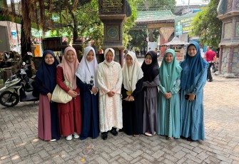 Calon Gubernur Jawa Timur Tri Rismaharini mengunjungi Pondok Pesantren (Ponpes) Sunan Drajat di Dusun Banjaranyar, Desa Banjaranyar, Kecamatan Paciran, Kabupaten Lamongan, Selasa (26/11/2024)