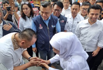 Pasangan Calon (Paslon) nomor urut 2 Khofifah Indar Parawansa-Emil Elestianto Dardak menggelar syukuran kemenangan dengan memotong tumpeng di Posko Pemenangan Jalan Diponegoro pada Rabu (27/11/2024)