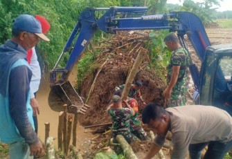 Anggota Kodim Ponorogo Bersama Warga Karya Bakti Benahi Tanggul Jebol