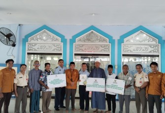 Baznas Maros Serahkan Donasi Untuk Imam Masjid