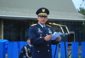 Komandan Lanud (Danlanud) Sultan Hasanuddin Marsma TNI Bonang Bayuaji G, S.E., M.M., CHRMP.,  memimpin upacara peringatan Hari Bela Negara ke-76 tahun 2024 di jajaran Lanud Sultan Hasanuddin yang digelar di Apron Galaktika Lanud Sultan Hasanuddin, Maros, Kamis (19/12/2024)