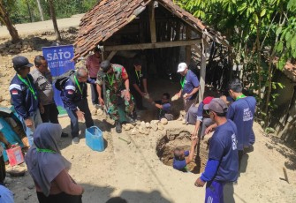 Peran Aktif Babinsa Koramil 0801/03 Arjosari Dampingi Pembuatan MCK