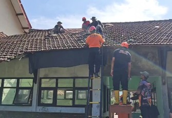 Sinergi TNI dan BPBD: Gotong Royong Selamatkan MTs Miftahul Jannah Trenggalek