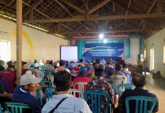Danramil 0801/03 Arjosari Letda Cke Misrum menghadiri kegiatan Pertanggungjawaban Program Pendaftaran Tanah Sistimatis Lengkap (PTSL) Partisipasi Masyarakat (PM) Dan Pembagian Sertifikat Wakaf bertempat di Balai pertemuan Desa Sedayu, Kecamatan Arjosari, Kabupaten Pacitan. Selasa (31/12/2024)