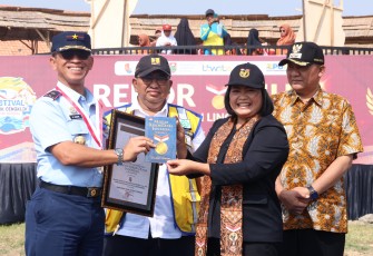Danlanud Adi Soemarmo Terima Piagam Penghargaan MURI Membersihkan Waduk Cengklik Oleh Peserta Terbanyak