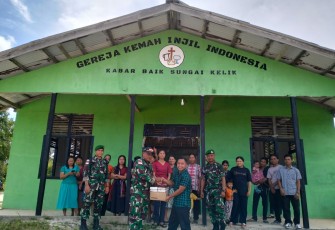 Satgas Pamtas RI-Malaysia Yonzipur 5/ABW saat Berbagi Al Kitab di Gereja Kemah Injil Indonesia