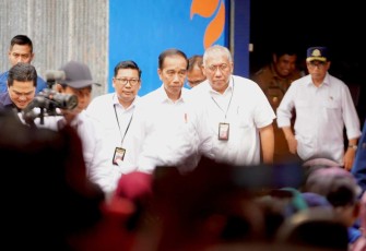 Kepala Bapanas Arief Prasetyo Adi saat mendampingi presiden Jokowi di Maros, Sulawesi Selatan, Kamis (22/2)