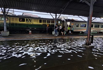 Kondisi stasiun Semarang Tawang yang terdampak banjir mengakibatkan sejumlah kereta mengalami pembatalan dan pelayanan dialihkan ke stasiun Semarang Poncol