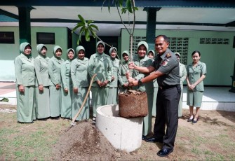 Dandim juga didampingi Ibu Ketua persit KCK Cabang XV Kodim 0801/Pacitan dr. Khairunisa spa.M.Biomed saat tanam pohon.
