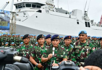 Kasal Laksamana TNI Dr. Muhammad Ali dihadapan media saat Upacara Penyambutan Satgas MTF TNI Konga XVIII-N/UNIFIL bertempat di Kolinlamil, Jakarta Utara, Selasa (06/02).