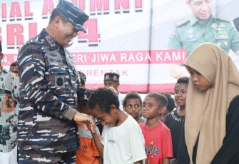 Pangkoarmada III Laksamana Muda TNI Hersan, S.H., M.Si., M.Tr. Opsla , memimpin  acara Bakti Sosial dan Bakti Kesehatan Alumni AKABRI 94 TNI/Polri yang dilaksanakan di Pantai Tanjung Kasuari,  Kota Sorong, Prov. Papua Barat Daya, Sabtu (15/06/24).