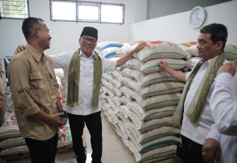 Mendes Yandri saat kunjungi Kantor Badam Usaha Milik Desa (BUMDesa) Bersama Nabiya LKD di Desa Nagrak Utara, Senin (23/12/2024).