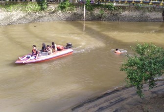 Babinsa Kodim 1002/HST Bantu Pencarian Anak Tenggelam di Sungai Barabai