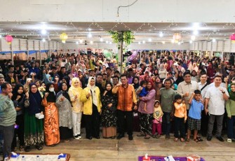Ratusan warga Bintan Utara berkerumun di bawah tenda yang didirikan di pinggir jalan Sebong Pereh, Rabu (24/10)