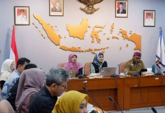 Wakil Ketua II Tim Pembina Kota Sehat Kota Depok, Mary Liziawati (kerudung merah muda/ deretan meja paling kiri) saat memaparkan program Kota Depok Sehat, Kamis (07/11/24)
