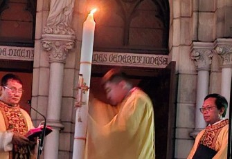 Prosesi penyalaan Lilin Paskah dipimpin RD. Edi Mulyono, SJ; RD. Kristiono Puspo, SJ dan RD. Yohanes Deodatus, SJ