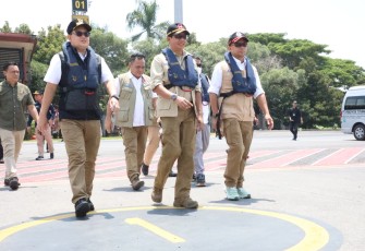 Kepala BNPB Letjen TNI Suharyanto, S. Sos., M.M. saat berada di Bandara Juanda untuk melakukan penerbangan menggunakan helikopter menuju lokasi terdampak gempa di Pulau Bawean, Kabupaten Gresik, Jawa Timur pada Minggu (24/3)