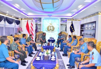 Kepala Staf TNI Angkatan Laut (Kasal) Laksamana TNI Dr. Muhammad Ali menerima kunjungan Kepala Pusat Penerangan Tentara Nasional Indonesia (Kapuspen TNI) Mayjen TNI Dr. R. Nugraha Gumilar bertempat di Gedung Utama Mabesal, Cilangkap, Jakarta Timur, Selasa (16/01)