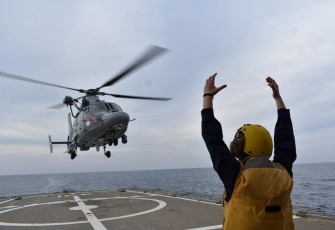 TNI Angkatan Laut (TNI AL) yaitu Heli AS 565 MBe Panther HS-1305 dan KRI Diponegoro-365 (KRI DPN-365) yang saat ini tergabung dalam Satuan Tugas (Satgas) Maritime Task Force (MTF) XXVIII-O/UNIFIL melaksanakan Cross-Deck Helicopter Operations dengan Kapal Perang Yunani HS Limnos F-451 di Laut Mediterania, Lebanon, Senin (12/02)