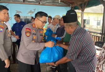 Kapolres Bintan AKBP Riky Iswoyo, S.I.K., M.M saat bagikan paket sembako kepada Masyarakat