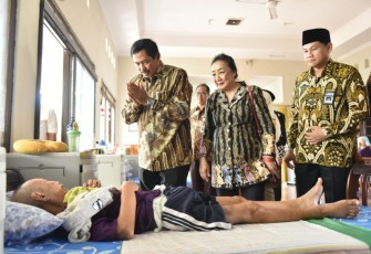 Pj Gubernur Jateng saat mengunjungi salah satu Lansia di Panti Wreda Rindang Asih II dan Panti Wreda Omega, Kota Semarang, Rabu (25/12/2024).