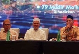 Wakil Rais 'Aam PBNU KH Afifuddin Muhajir (tengah)