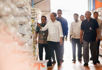 Presiden Jokowi saat Cek Stok Beras di Gudang Bulog Cibitung, Jum’at (16/02).